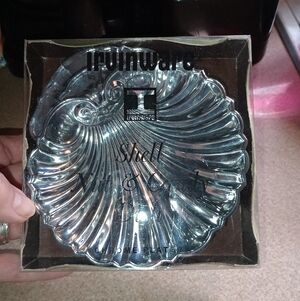 Irvinware Shell Nut and Candy Dish